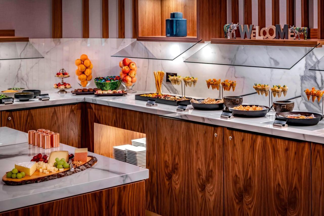 Zurich Marriott Hotel Eksteriør billede A buffet at a hotel