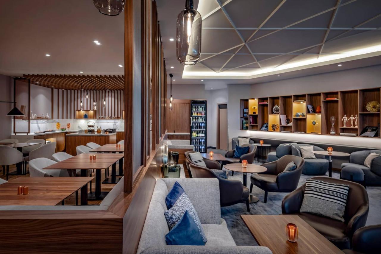 Zurich Marriott Hotel Eksteriør billede The lounge at the airport