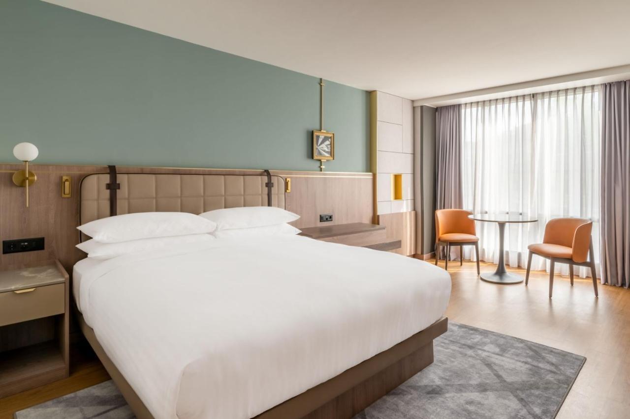 Zurich Marriott Hotel Eksteriør billede A guest room at the hotel