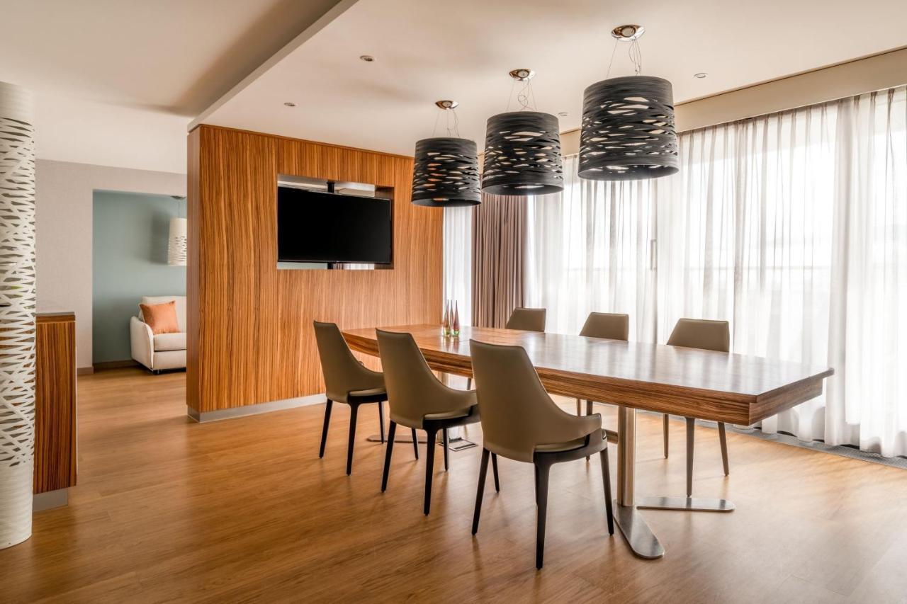 Zurich Marriott Hotel Eksteriør billede A meeting room at the airport
