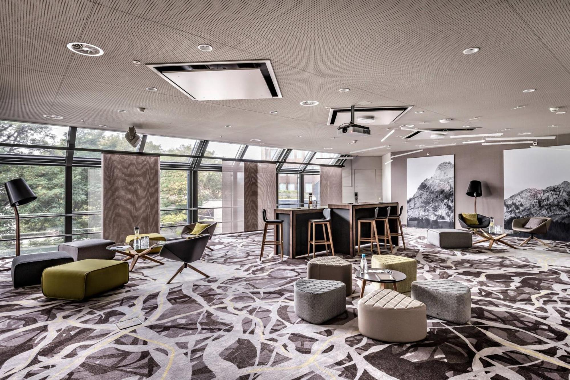 Zurich Marriott Hotel Eksteriør billede The lounge at the airport