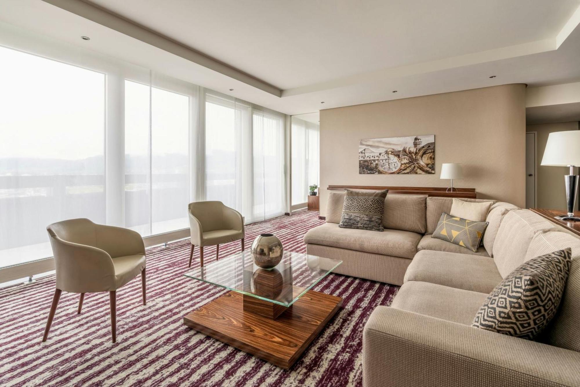 Zurich Marriott Hotel Eksteriør billede A living room in a suite at the Ritz-Carlton, Osaka